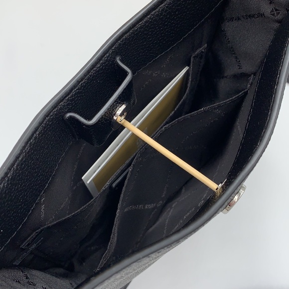 MICHAEL KORS Briley Small Logo Messenger Bag Black signature color - Picture 9 of 16